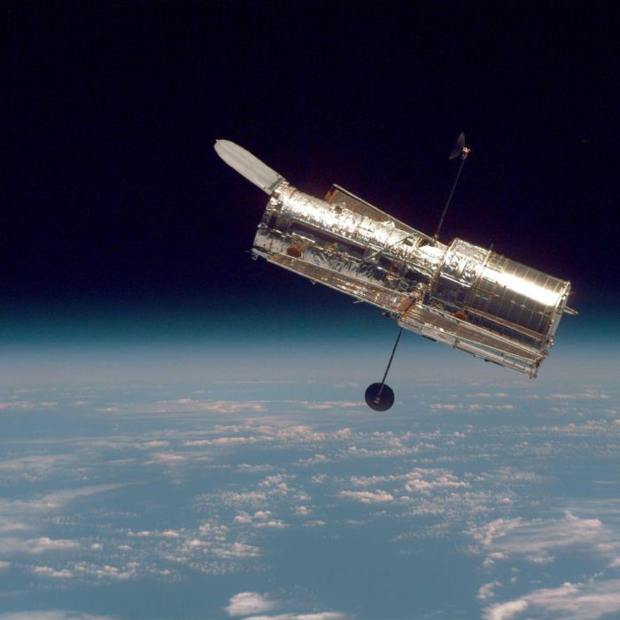 NASA Invites Commercial Plans to Extend Hubble’s Life Before Its Orbit Decays